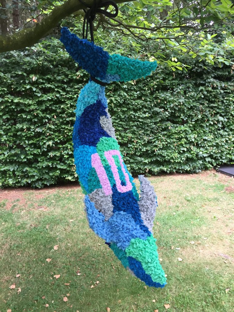 Dolfijn pinata met 10, handgemaakt door Biba Pinata