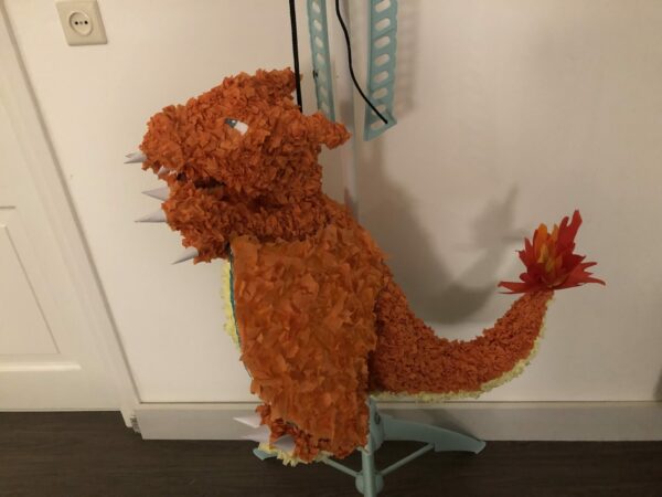 Pokemon Charizard pinata, handgemaakt door Biba Pinata