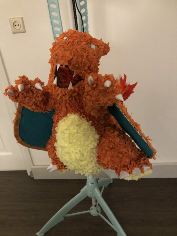 Pokemon Charizard pinata, handgemaakt door Biba Pinata