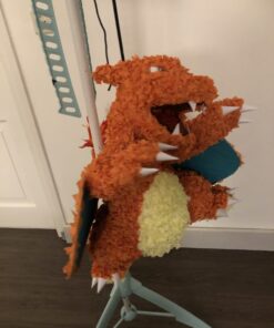 Pokemon Charizard pinata, handgemaakt door Biba Pinata