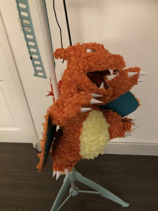 Pokemon Charizard pinata, handgemaakt door Biba Pinata