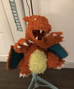 Pokemon Charizard pinata, handgemaakt door Biba Pinata