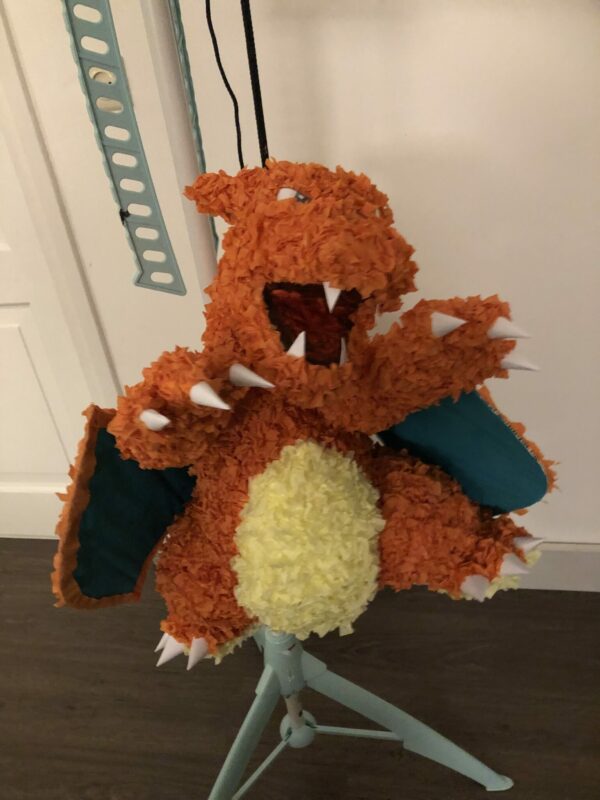 Pokemon Charizard pinata, handgemaakt door Biba Pinata