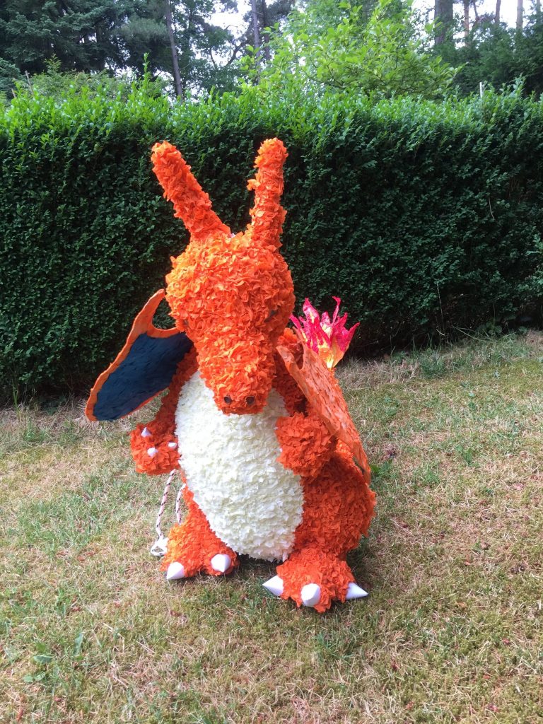 Pokemon Charizard piñata, handgemaakt door Biba Pinata