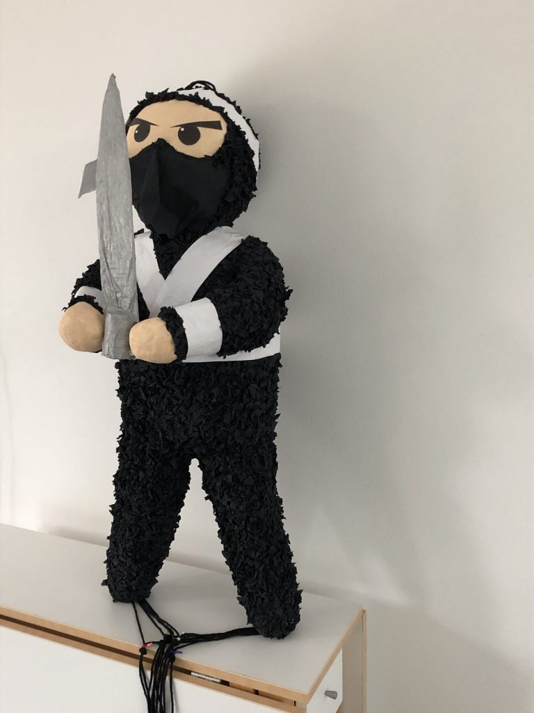 Ninja piñata, handgemaakt door Biba Pinata