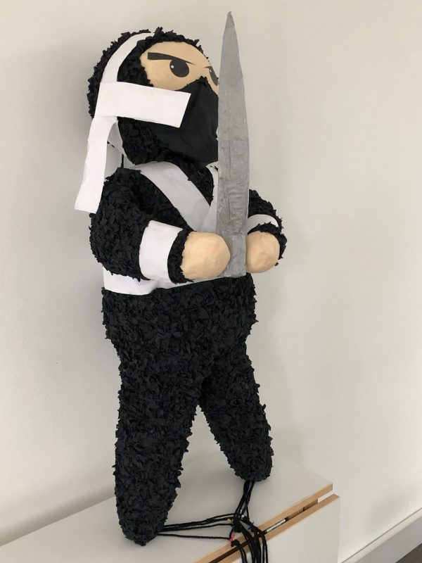 Ninja piñata, handgemaakt door Biba Pinata