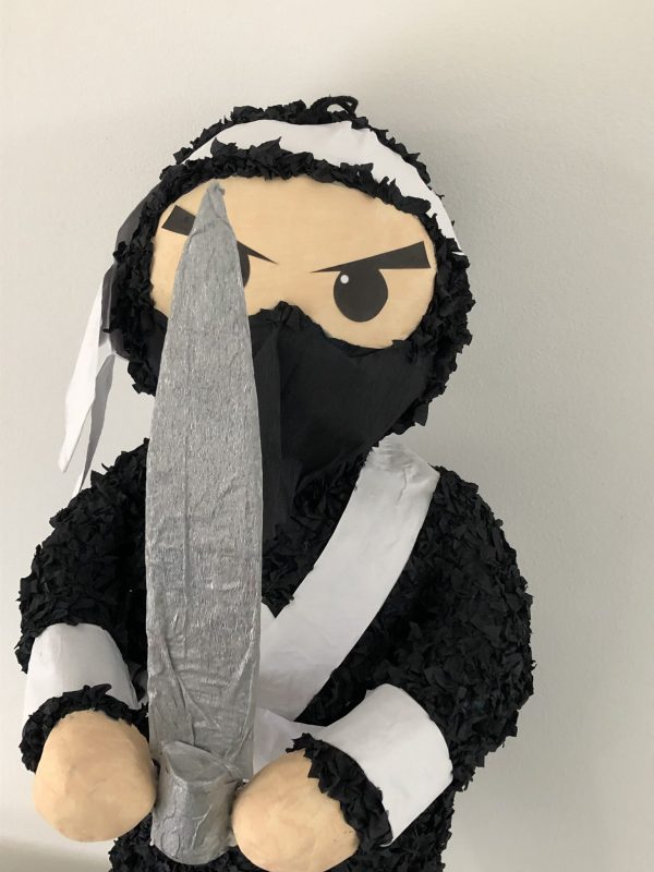 Ninja piñata, handgemaakt door Biba Pinata