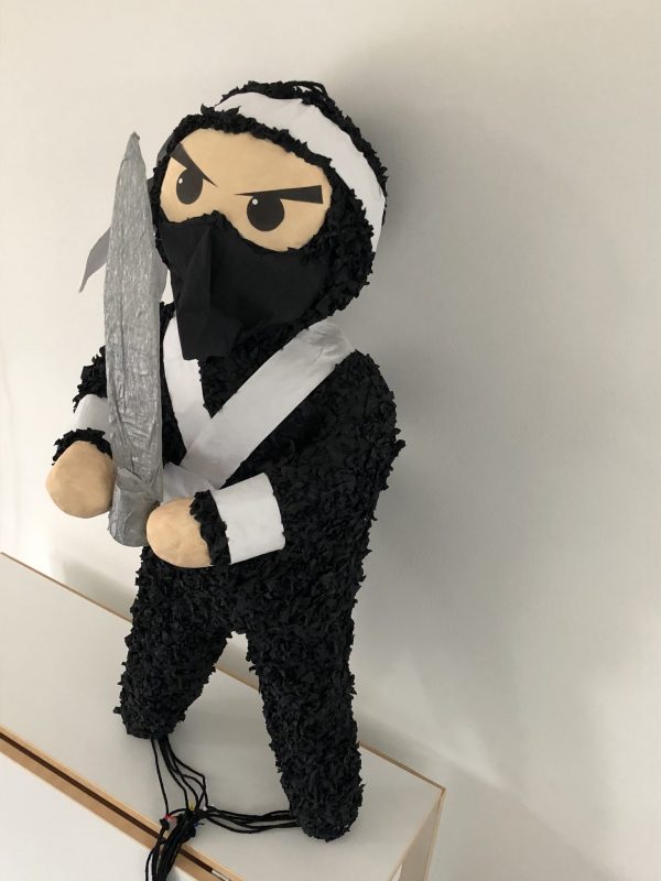 Ninja piñata, handgemaakt door Biba Pinata