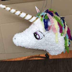 eenhoorn piñata, handgemaakt door Biba Pinata