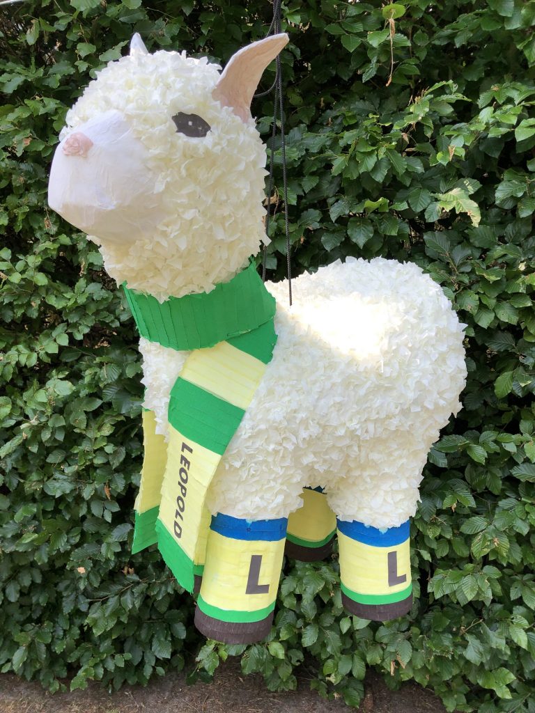 alpaca pinata, handgemaakt door Biba Pinata