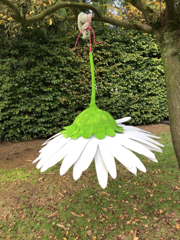 Madeliefje pinata, handgemaakt door Biba Pinata