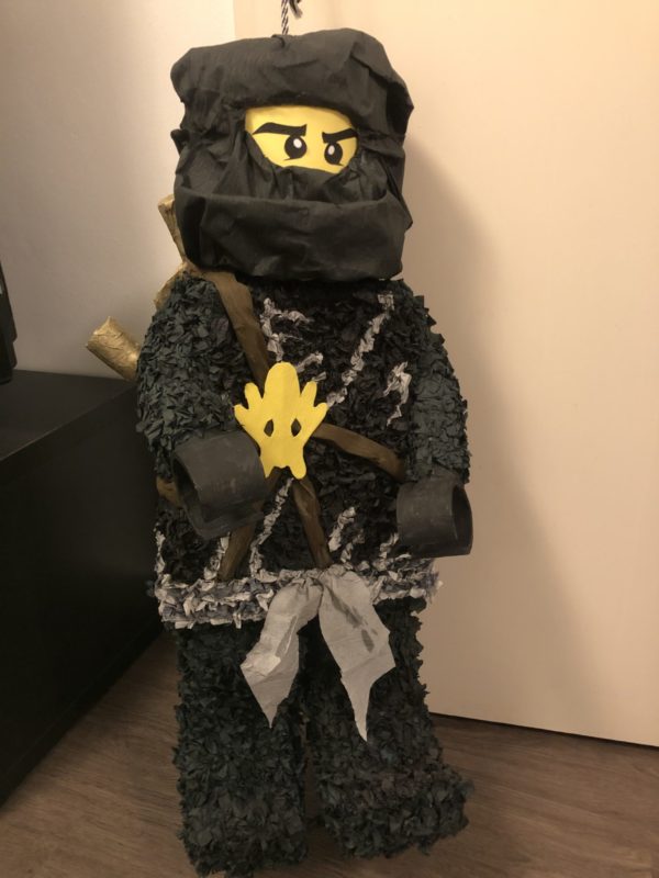 Lego Ninjago pinata. handgemaakt door Biba Pinata