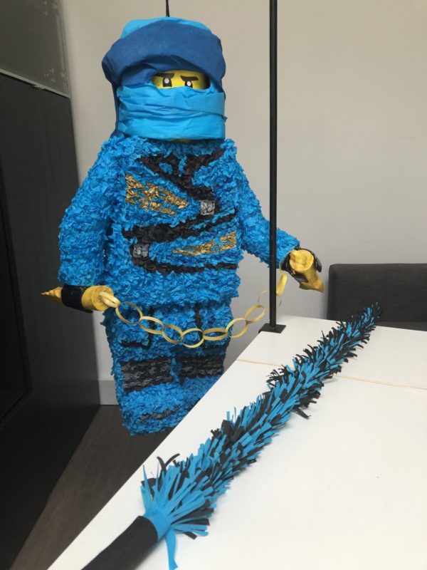 Lego Ninjago Jay pinata, handgemaakt door Biba Pinata