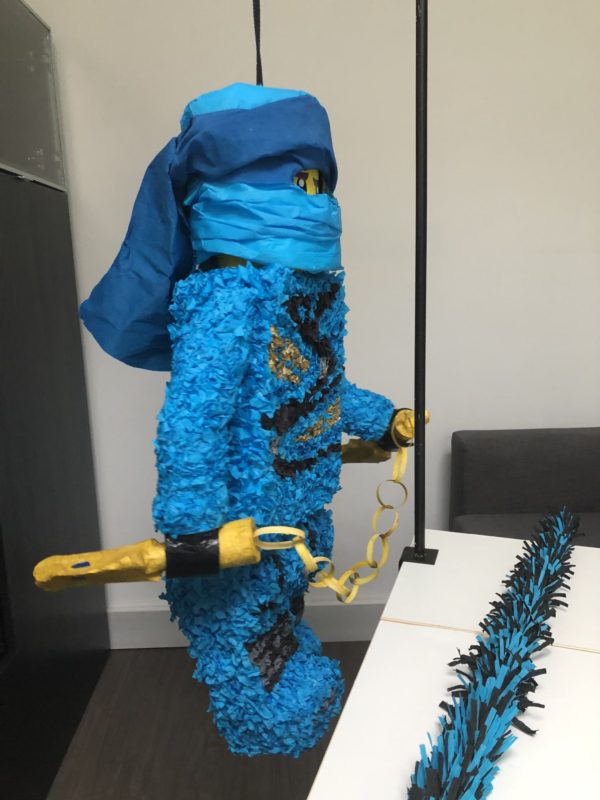 Lego Ninjago Jay pinata, handgemaakt door Biba Pinata