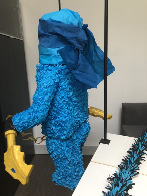 Lego Ninjago Jay pinata, handgemaakt door Biba Pinata