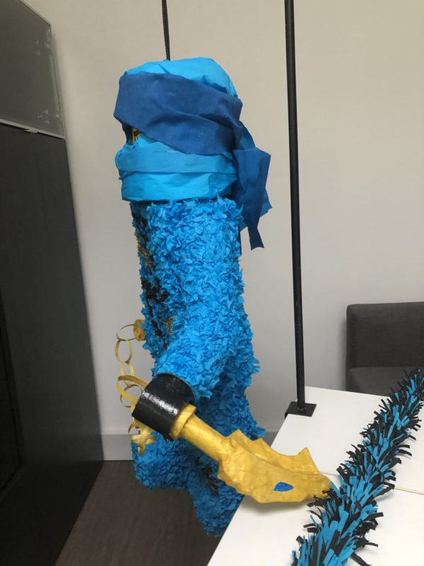 Lego Ninjago Jay pinata, handgemaakt door Biba Pinata