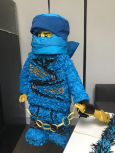 Lego Ninjago Jay pinata, handgemaakt door Biba Pinata