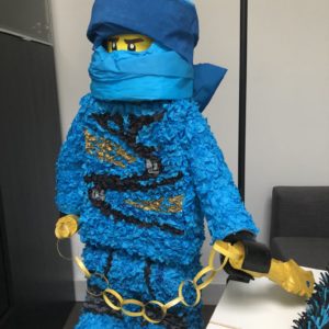 Lego Ninjago Jay pinata, handgemaakt door Biba Pinata