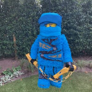 Lego Ninjago Jay pinata, handgemaakt door Biba Pinata