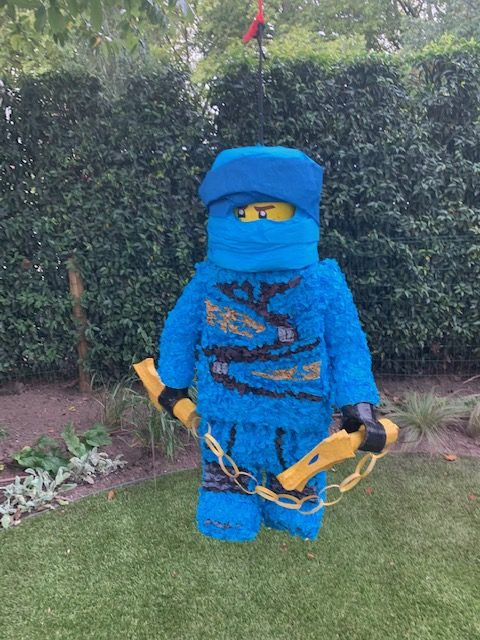 Lego Ninjago Jay pinata, handgemaakt door Biba Pinata