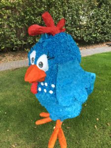 Lottie Dottie chicken pinata, handgemaakt door Biba Pinata