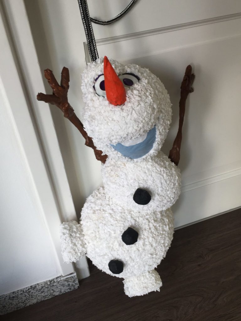 Frozen Olaf pinata, handgemaakt door Biba Pinata
