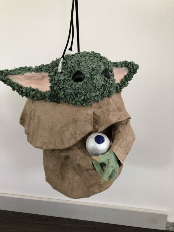 Baby Yoda pinata, handgemaakt door Biba Pinata