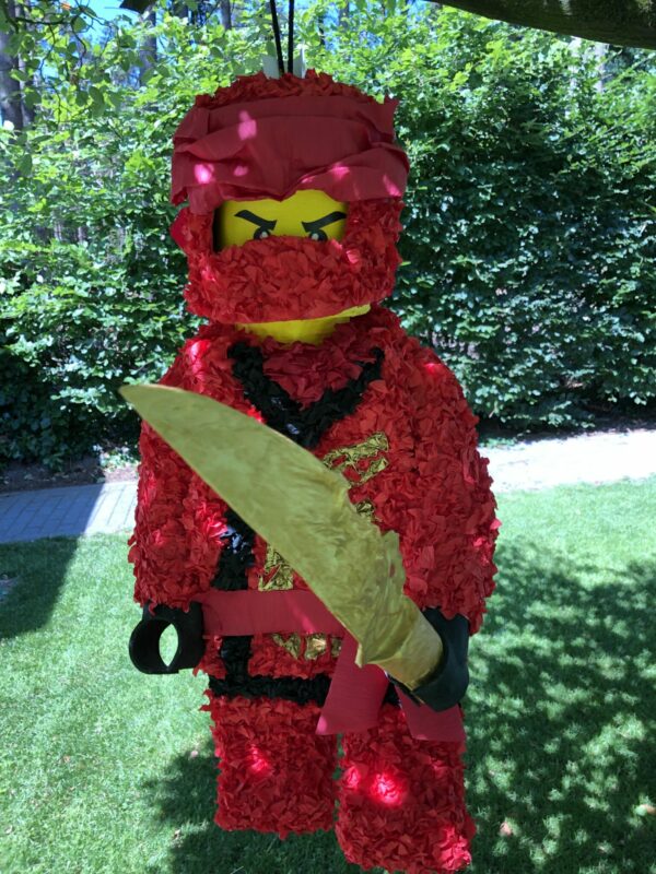 Rode Ninjago pinata, handgemaakt door Biba Pinata