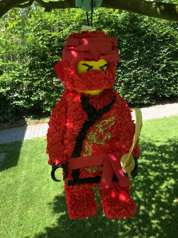 Rode Ninjago pinata, handgemaakt door Biba Pinata