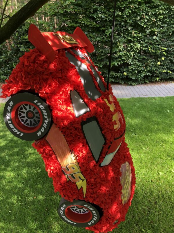 Cars pinata, handgemaakt door Biba Pinata