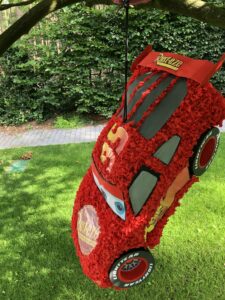 Cars pinata, handgemaakt door Biba Pinata