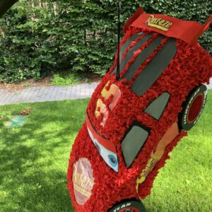 Cars pinata, handgemaakt door Biba Pinata