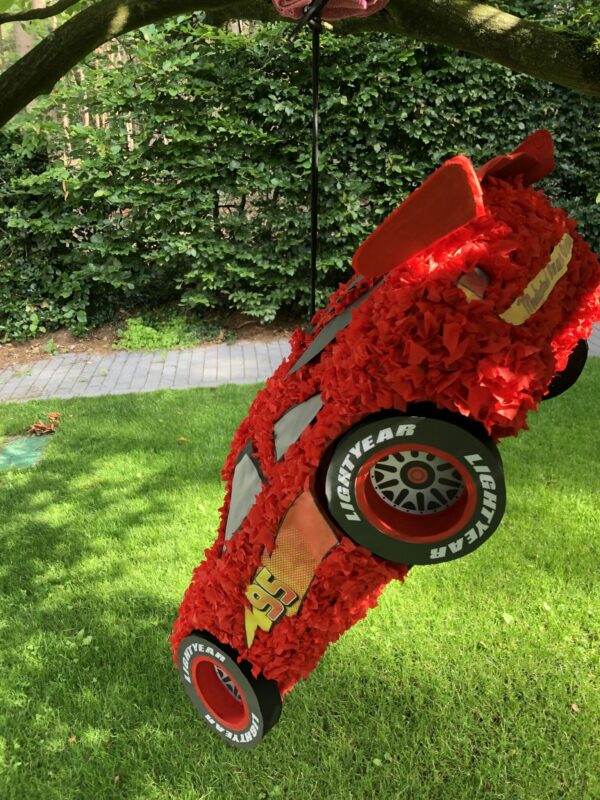 Cars pinata, handgemaakt door Biba Pinata