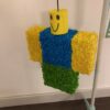 Noob Roblox pinata, handgemaakt door Biba Pinata