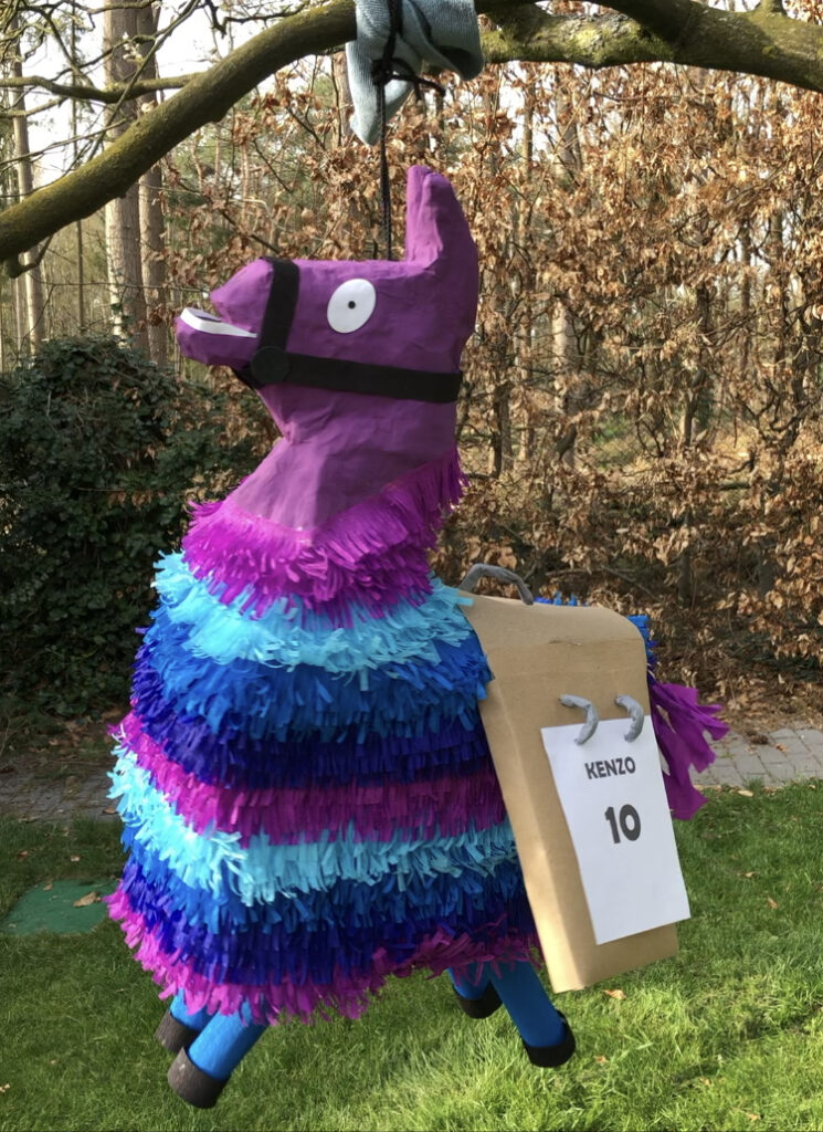 Fortnite lama pinata, handgemaakt door Biba Pinata