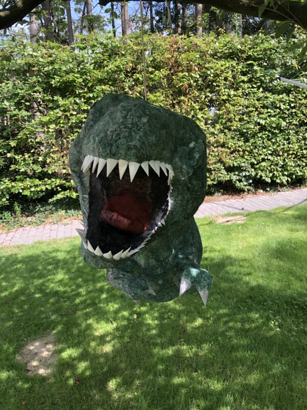 dino pinata, handgemaakt door Biba Pinata