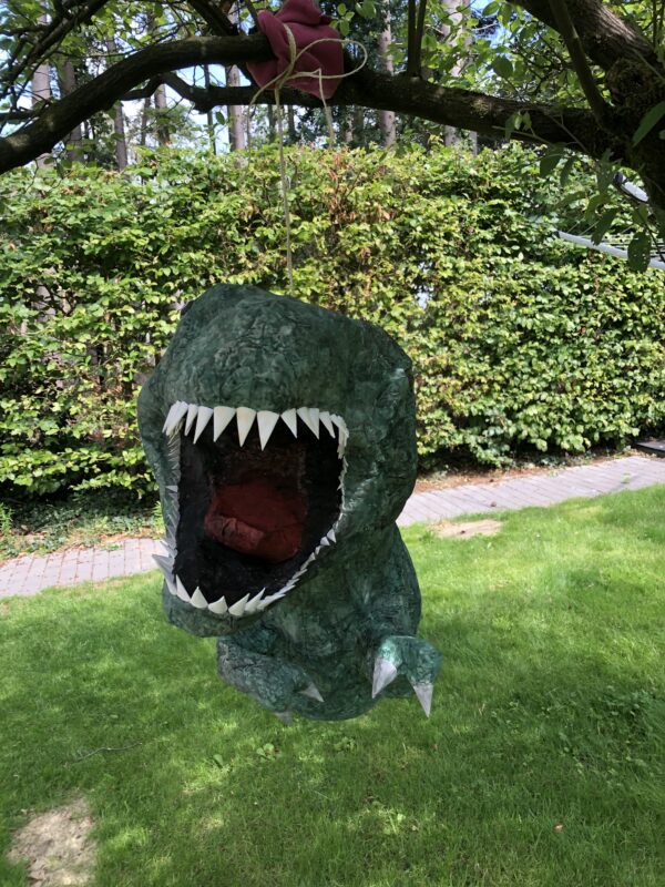 dino pinata, handgemaakt door Biba Pinata