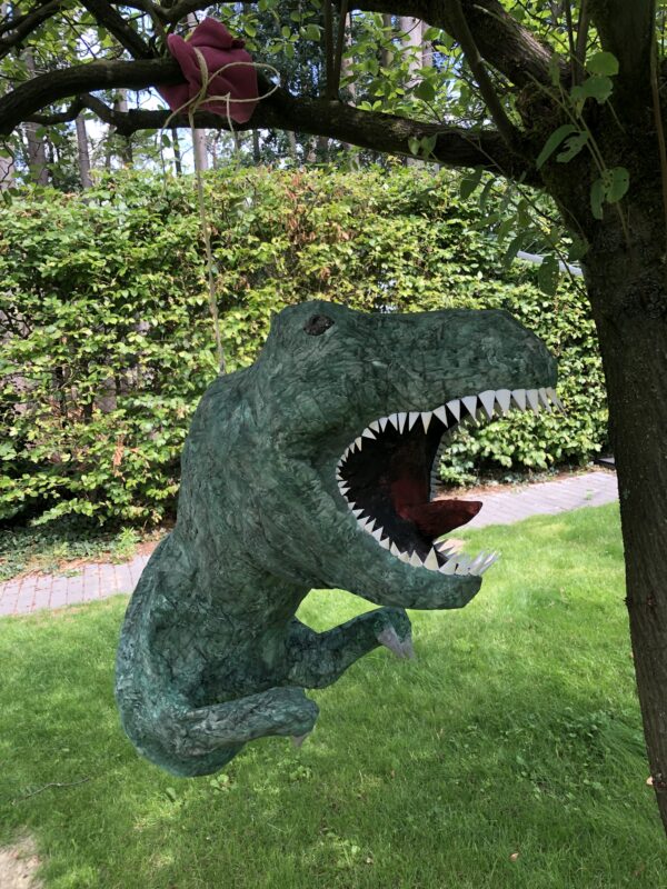 dino pinata, handgemaakt door Biba Pinata