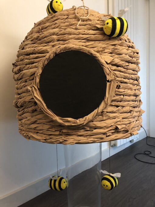 Gender reveal pinata bijenkorf XXL, handgemaakt door Biba Pinata