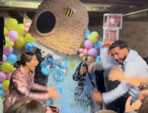 Gender reveal pinata bijenkorf XXL, handgemaakt door Biba Pinata